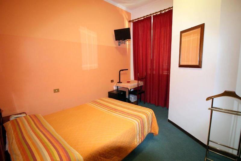 Economy Double Room image 3
