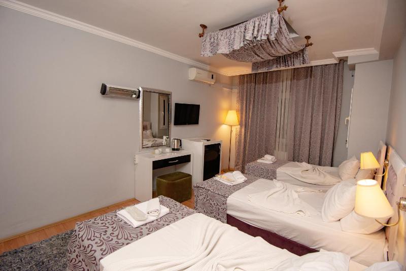 Superior Triple Room image 4