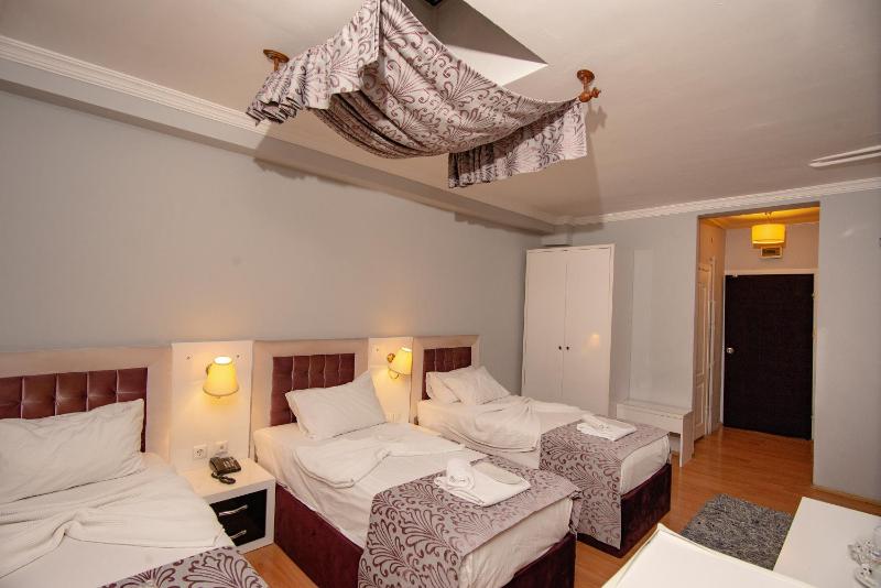 Superior Triple Room image 3