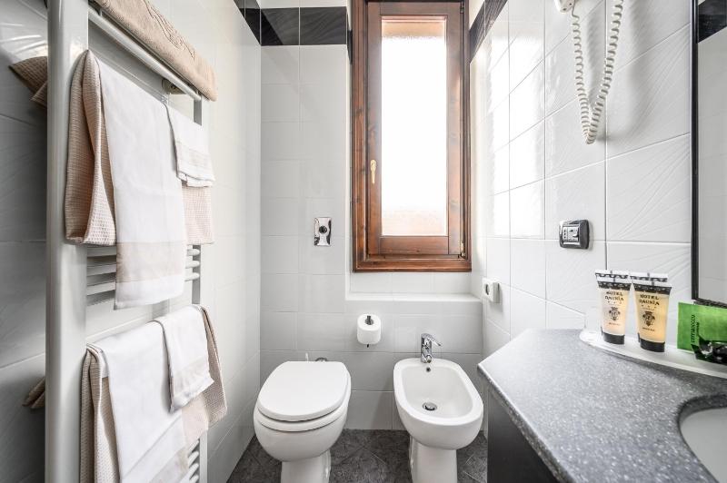 Twin Room image 2