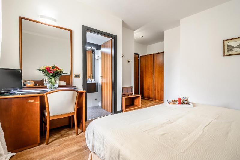 Standard Double Room image 4