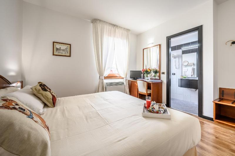Standard Double or Twin Room image 4