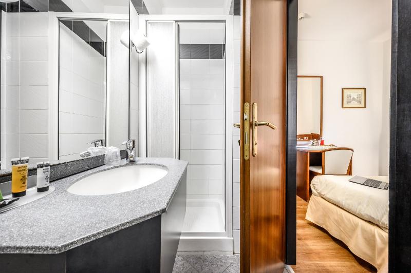Small Single Room image 3