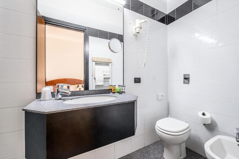 Small Double Room image 3