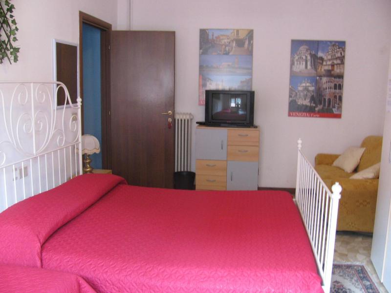 Double Room with Shared Bathroom image 4