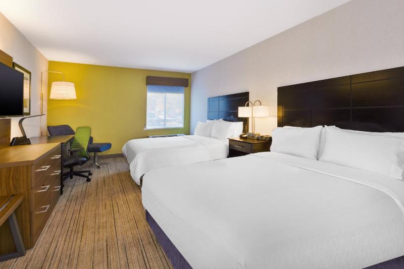 Standard Queen Room with Two Queen Beds image 2