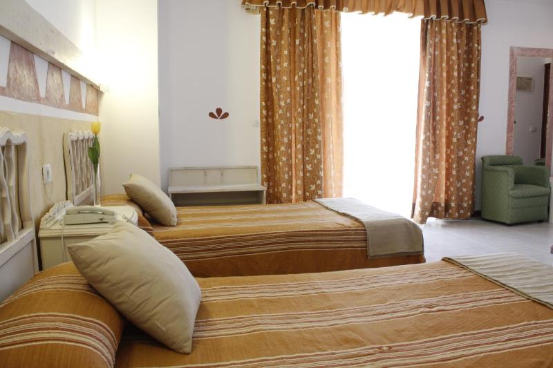 Standard Quadruple Room image 3