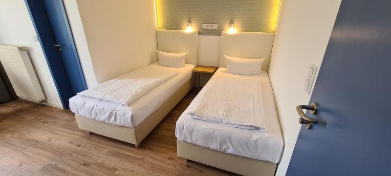 Twin Room image 3