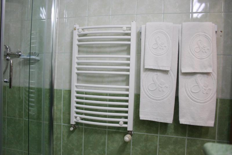 Standard Twin Room image 1