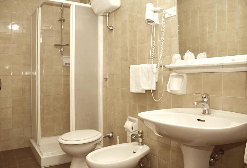 Economy Triple Room image 2