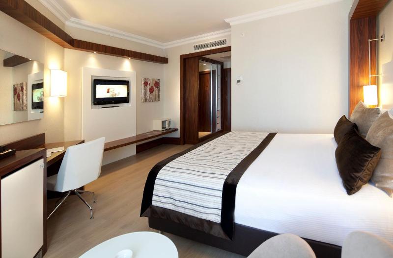 Budget Double or Twin Room (2 Adults + 1 Child) image 1