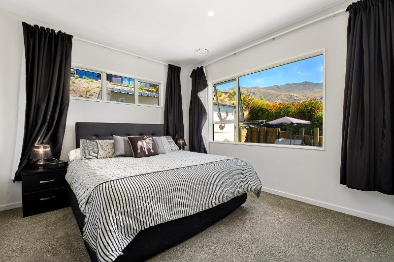 Lakeside Luxury - Wanaka Holiday Home - image 18