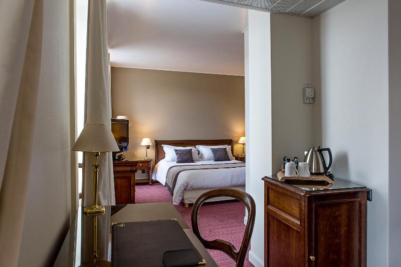 Junior Queen Suite image 2