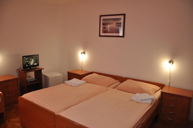 Twin Room image 4