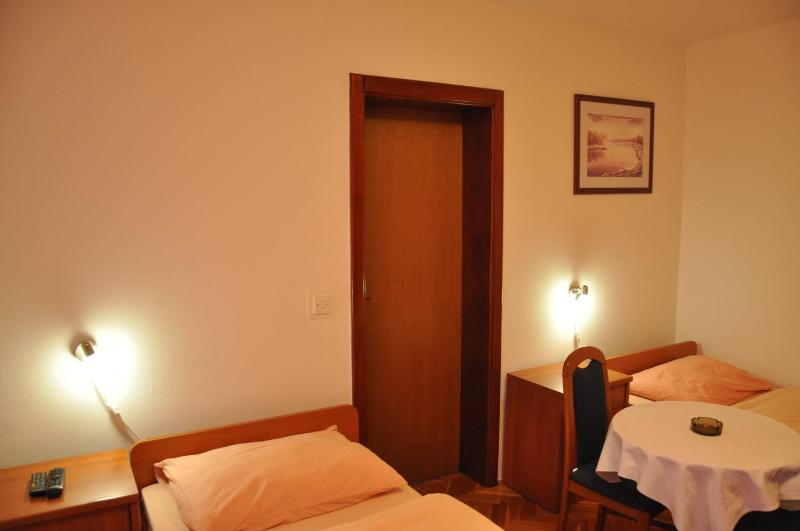 Twin Room image 3