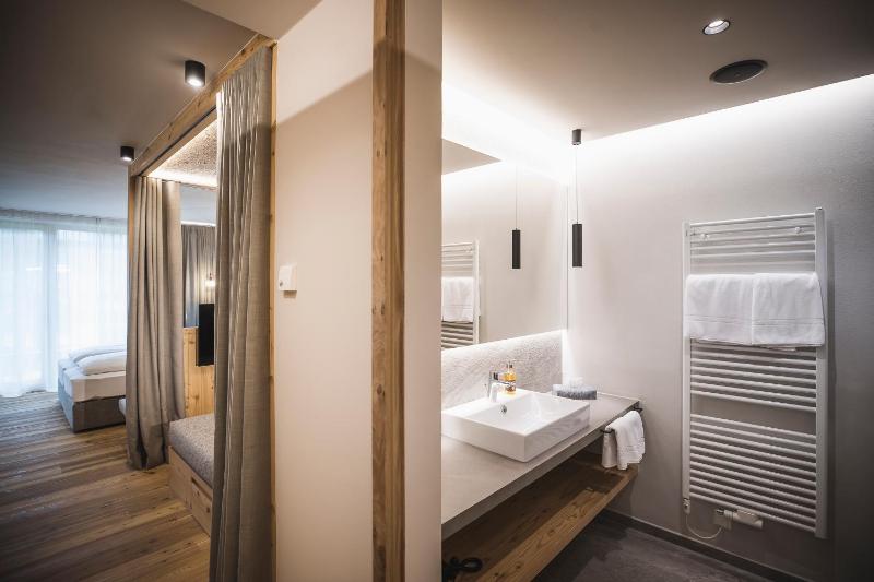 King Suite with Balcony image 4