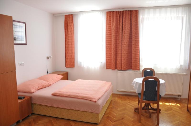 Twin Room image 2