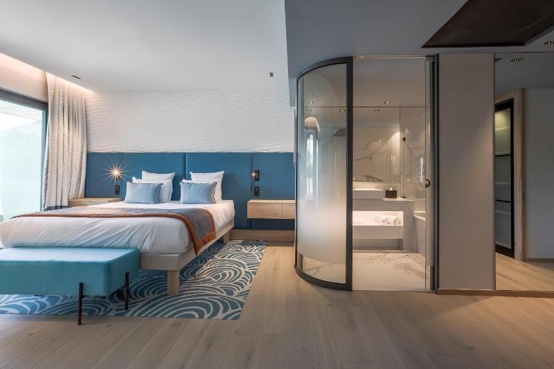 Deluxe Suite with Balcony complimentary spa access image 1