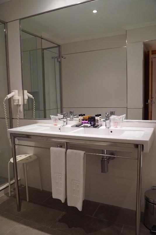 Sextuple Family Room image 3