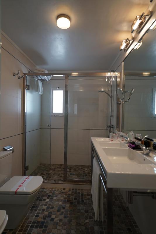 Sextuple Family Room image 1