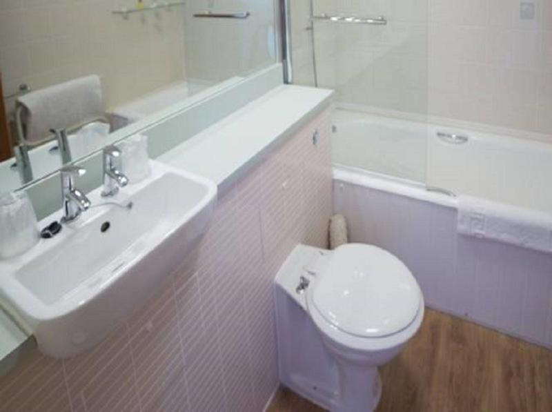 Twin Room with Loch View image 4