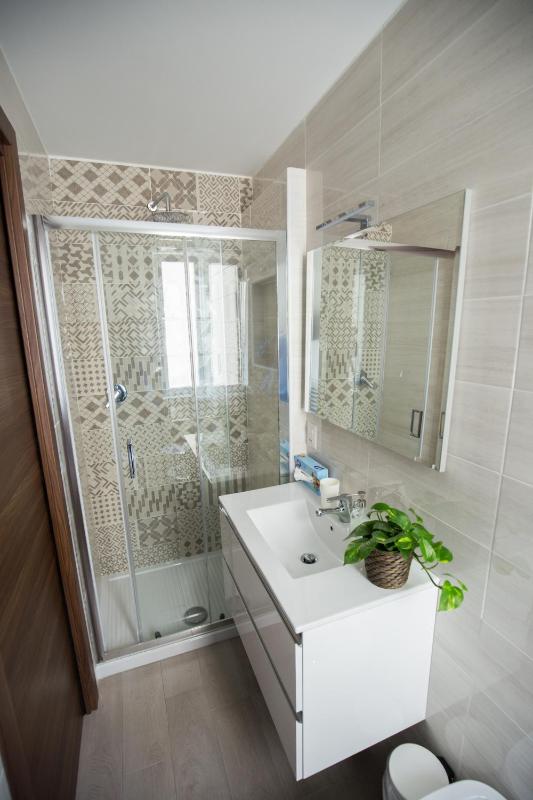 Deluxe Room (2 Adults + 1 Child) image 2