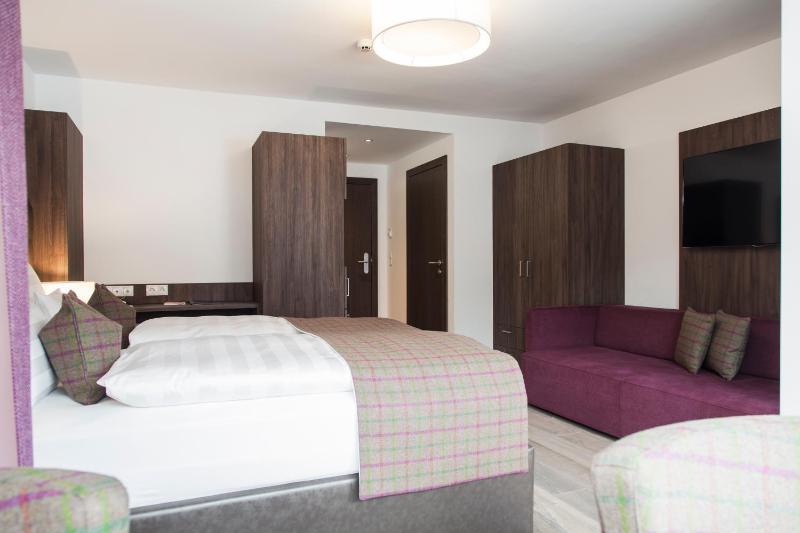 Superior Triple Room image 4