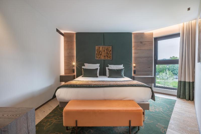 Family Junior Suite with Balcony complimentary spa access image 3
