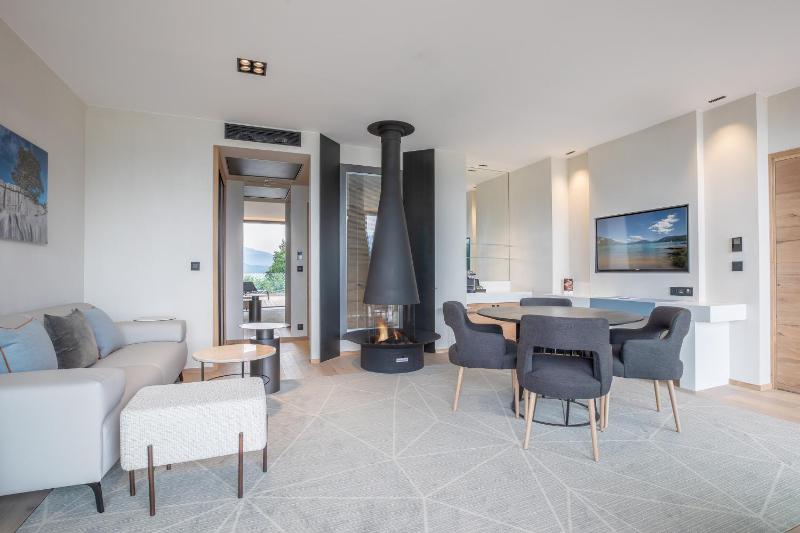 Penthouse with terrace with Lake view complimentary spa access image 2