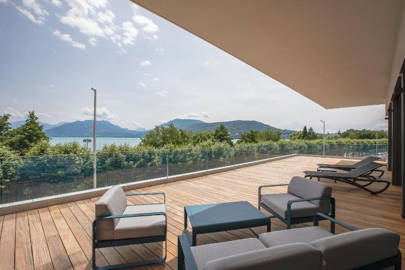 Penthouse with terrace with Lake view complimentary spa access image 3