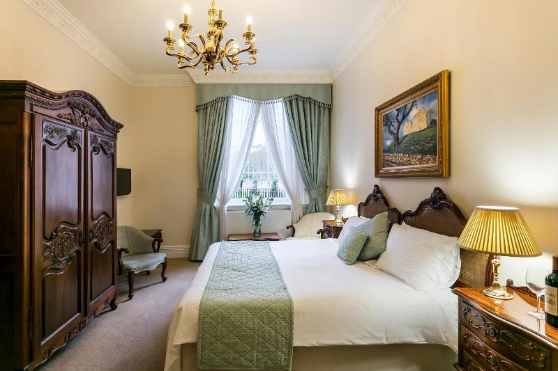 Classic Double or Twin Room image 4