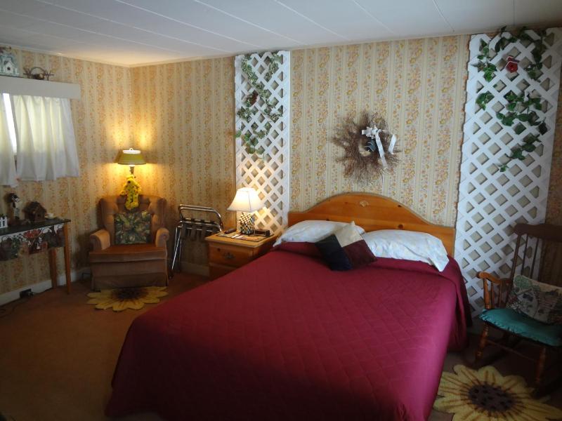 Standard Queen Room - Non-Smoking image 4