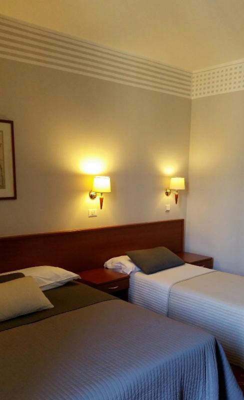 Twin Room image 3