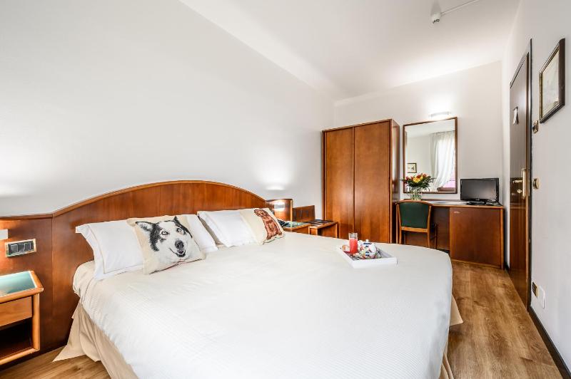Small Double Room image 4