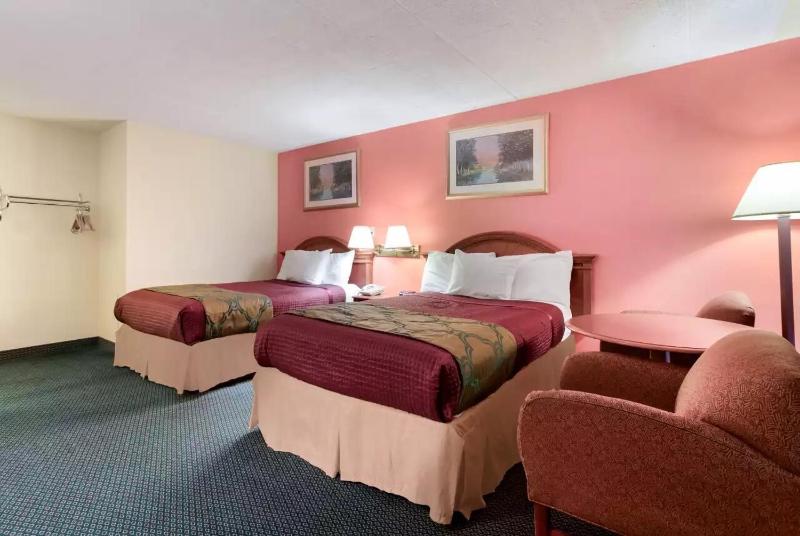 Standard Quadruple Room image 1