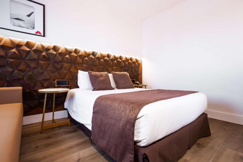 Standard Double Room image 3