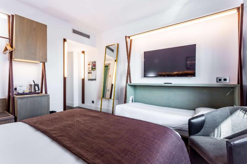 Standard Triple Room with One Double Bed and One Single Bed - Non-Smoking image 3