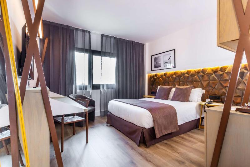 Standard Triple Room with One Double Bed and One Single Bed - Non-Smoking image 2