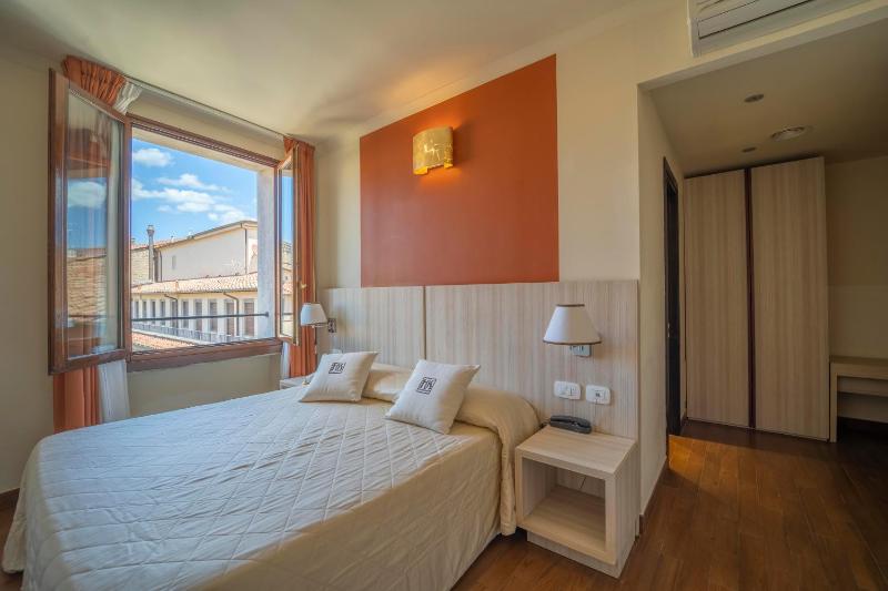 Classic Double or Twin Room image 3