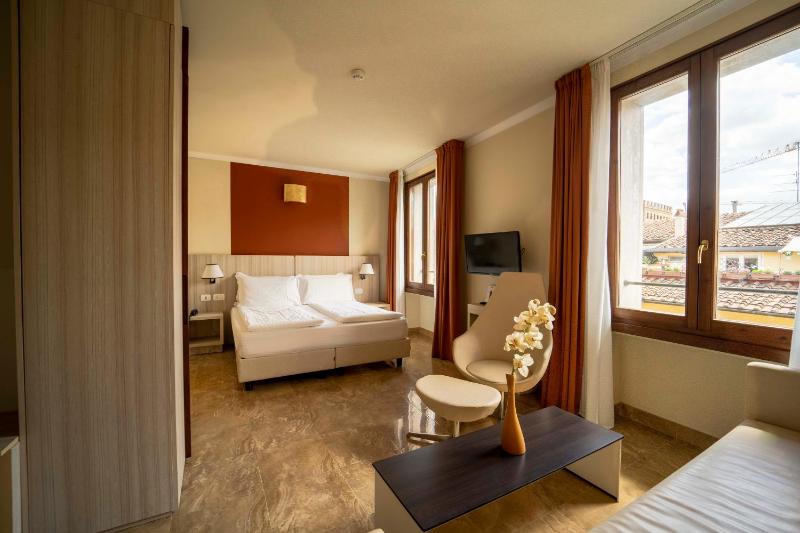 Deluxe Double or Twin Room image 1