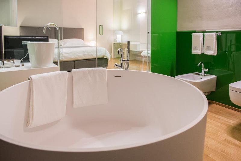 Double Room image 4