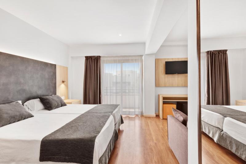 Triple Room with Balcony image 1