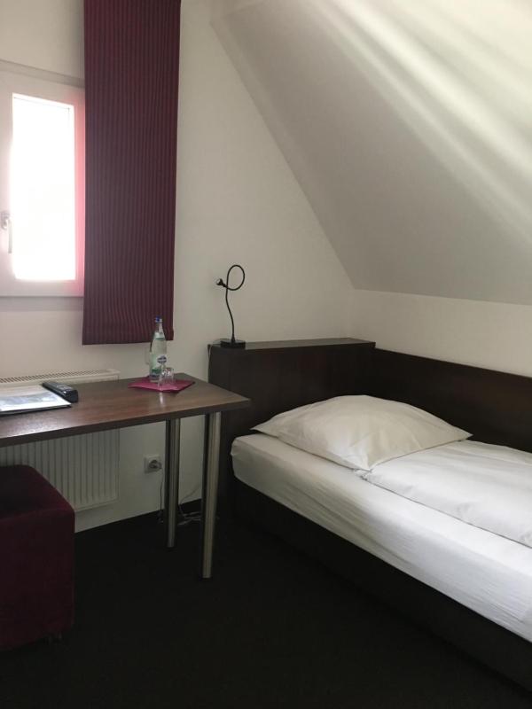 Very Small Single Room image 4