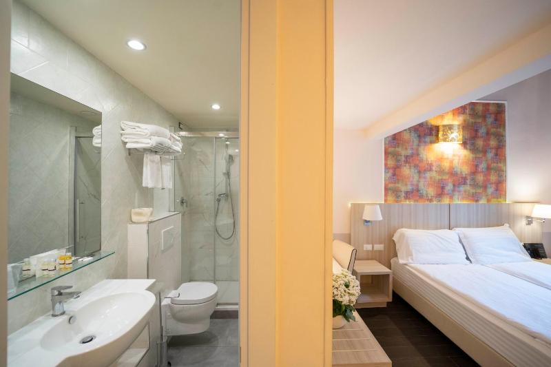 Triple Room with Balcony image 4