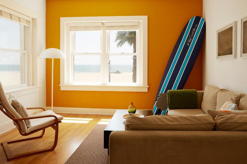 One-Bedroom Suite with Beachfront Ocean View - 1 Queen Bed and 1 Sofa Bed image 2