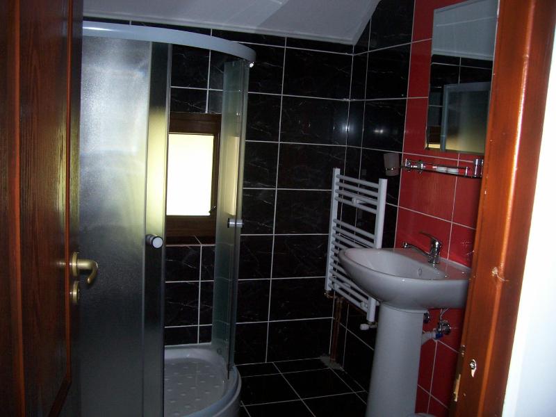 Economy Double Room image 3