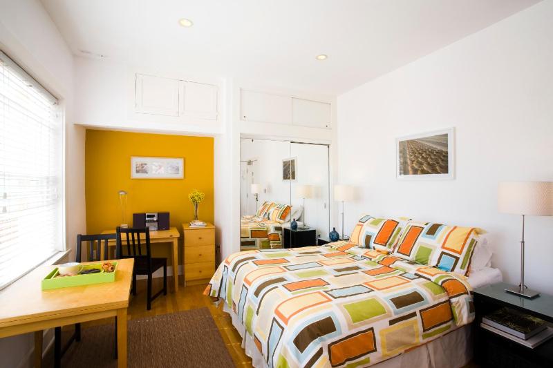 Studio Suite - 1 Queen Bed image 2
