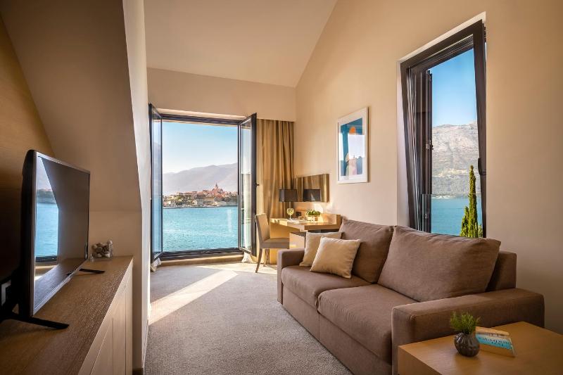 Superior Suite with Seaside Balcony image 1