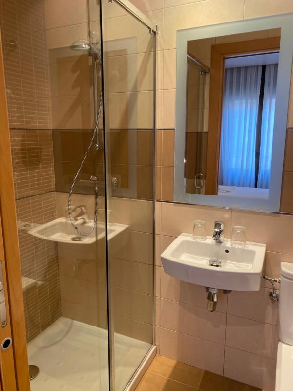 Twin Room image 3