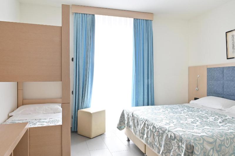 Quadruple Room with Balcony image 3